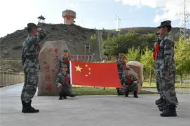 退伍季，离别时，再敬最后一个军礼图片