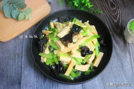 年后都爱吃素菜？这三种素菜一起炒，美味营养，上桌就光盘图片