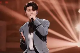 任嘉伦登台唱歌，演员身份被迫遭质疑，因错过"爱豆"时机成为演员图片