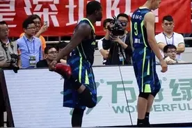 易建联脱鞋事件始末图片