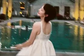 主持人晓敏为李好庆生，晒自拍未见老公出镜，穿宽松吊带小腹微凸图片