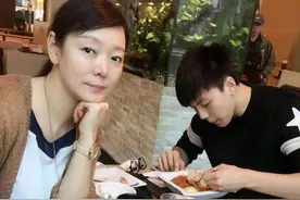 胡明轩妈妈吃饭，被网友偶遇！球迷点赞：胡妈妈气质好，颜值高图片