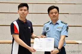 重庆今年高考第一份录取通知书发给了准空军飞行员图片