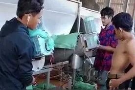 柬埔寨制冰过程曝光，你敢喝用脚踩的冰吗？图片