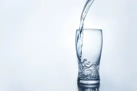 做人，要像一杯水（说得极好）图片