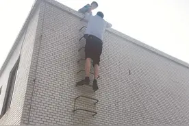 熊孩子作妖季启动：8岁男童爬上没护栏的塔台 结果恐高不敢下来了……图片