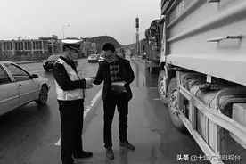 十堰城区集中整治大货车交通违法行为 整治行动将持续一个月图片