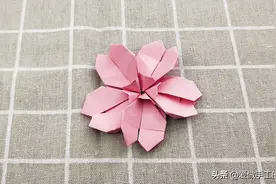 五张纸拼接成的折纸樱花，简单唯美，用手工感受春天图片