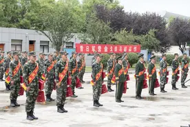 武警宿迁支队退伍老兵：向军旗最后一次敬礼图片