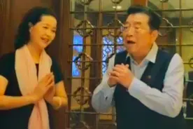 82岁李双江罕见露面，酒局与友人飙高音，气息不稳声音发颤遭吐槽图片