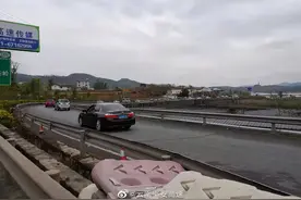 阴雨连绵遇到小长假返程高峰！云南省内部分高速收费站采取限流措施图片