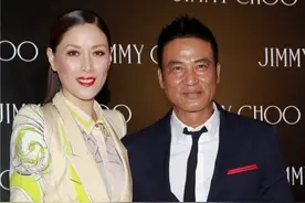 琦琦、任达华合体亮相，都穿西装像一对贵族情侣，相差12岁好般配图片