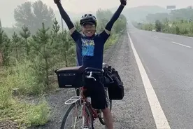 骑自行车环球旅行的四川小伙图片