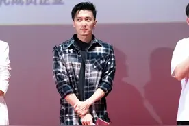 谢霆锋一条牛仔裤走天下，这3组搭配时髦帅气，颜值低不要这样穿图片