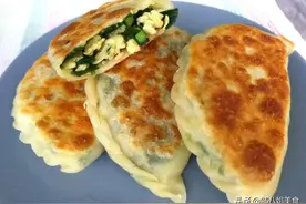 做韭菜盒子，牢记3个窍门，外皮不硬带着焦香，馅料不出水鲜味足图片