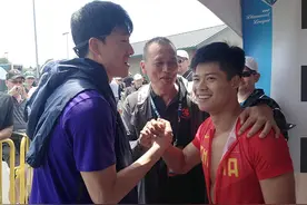 梦幻联动！两代“飞人”的惺惺相惜图片