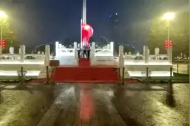 突降暴雨，福州市五一广场国旗护卫队依然准时执行广场降旗任务！图片