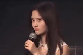 鞠婧祎喝豆汁让人服气！咧嘴吐舌喝完直接跪下，戏太多队友也嫌弃图片
