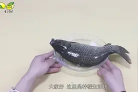 瓷砖脏了别只用水擦，从家政阿姨偷学一招，擦完的瓷砖光亮如新！视频封面