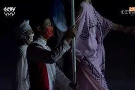 东京奥运会闭幕式正在进行，中国代表团旗手苏炳添手擎国旗入场图片