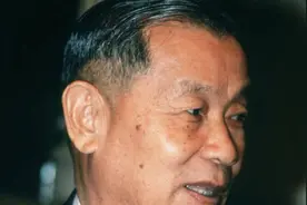 海南小伙，在泰国卖饮料，身价300亿，娶19岁女秘书当小妾图片