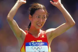 最孤单的冠军王丽萍：唯一一个没有国旗披身，夺冠后空手绕场庆祝图片