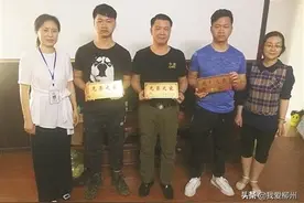 柳北区温馨社区有一户特殊人家，他们拥有三块“光荣之家”牌匾——这家人厉害了！图片