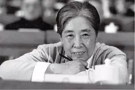 2006年王光美在京逝世，2位扮演者出席追悼会，送她回刘少奇家乡图片
