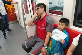 地铁父子火了：爸爸不会把爱孩子挂在嘴边，但每个行动都在表达爱图片