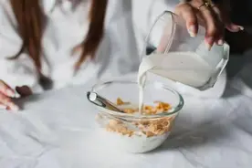 牛奶烧开后再饮用好不好？喝牛奶要注意这4个禁忌图片