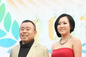 潘长江和女儿同框，穿红色的抹胸裙靓丽迷人，自带高雅气质图片