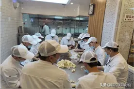 浙江宁波街头的馅饼店，12个人不停做也赶不上卖，1天收入25000元图片