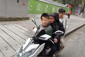 不禁冒冷汗！贵阳12岁男孩骑摩托载3个同学上街兜风，直往车流中钻图片