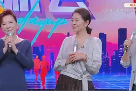 两大女神同框比美！蔡明穿紧身裙身材火辣，倪萍瘦身成功气质突出图片