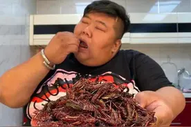 脸上有黑斑，说话大喘气！520斤的网红胖猴仔，不要胡吃海塞了图片