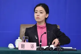 她是外交部最年轻女翻译，读书一路当班花，网友夸赞：呆萌女神图片