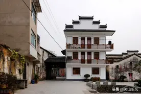 俗语“两新夹一旧”下一句是什么？夹在新房中间的旧房有啥说法？图片