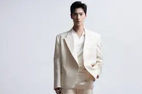 杨洋官图被骂，身材臃肿变五五分，对比肖战许凯太惨烈图片