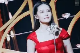 有种“保守”叫李沁嫌裙子太短，特意缝一块布，没想到意外显腿长图片