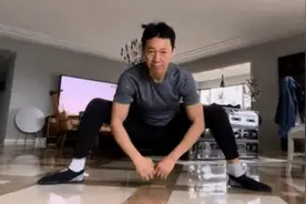 张丰毅在家做运动，意外曝光豪宅装修奢华，64岁一身腱子肉身材好图片