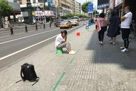 长春桂林路地摊太火爆，上午11点就有人“抢占地盘”图片