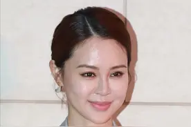 关悦穿的西装太有特点了吧，灰绿拼接真时尚，看着优雅又高级图片