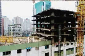 贵州第一烂尾楼，地处黄金地带却烂尾25年，背后藏着豪门恩怨？图片