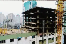 贵州第一烂尾楼，地处黄金地带却烂尾25年，背后藏着豪门恩怨？图片