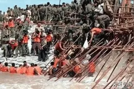 7岁女孩为在洪水中活命，抱着树干水里坚持了9个小时，结果如何？图片