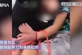男童因不做作业被亲妈捆绑横放电瓶车：交警批评教育妈妈图片