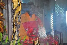佛教禅宗六祖惠能肉身千年不腐，如今依然供奉在广东韶关南华禅寺图片