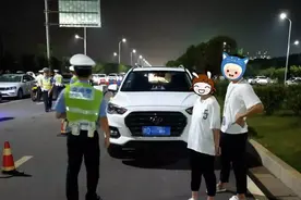 糗大了！晚上，吉安一男子陪无证的女友练车，结果双双被抓图片