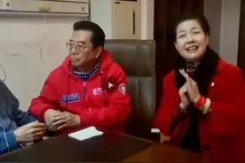 82岁李双和江梦鸽现身，娇妻梦鸽白到发光，李双江老态明显图片