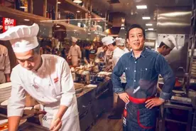 他19岁当上万元户，开店300家年赚60亿，据说就靠卖馍馍？图片